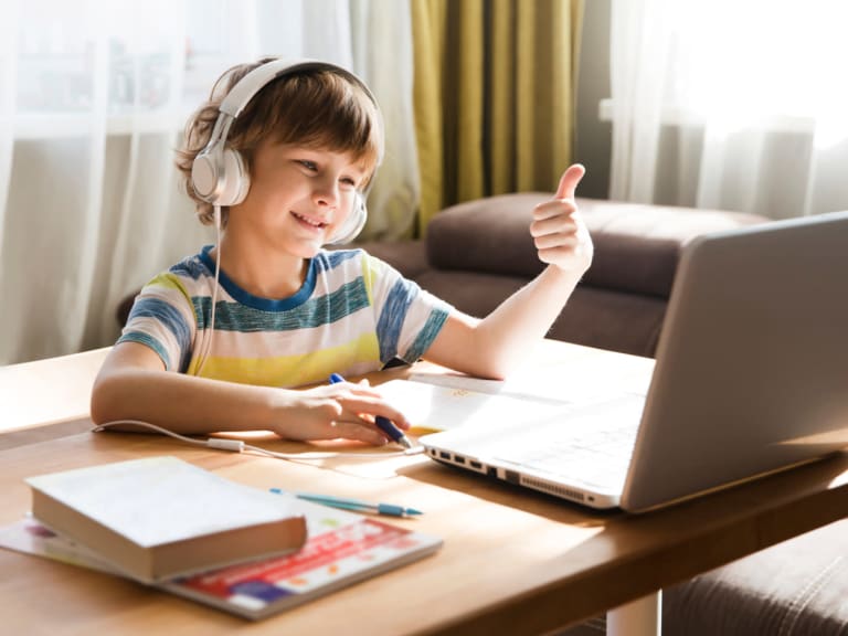 lernen zuhause, junge lernt vor laptop