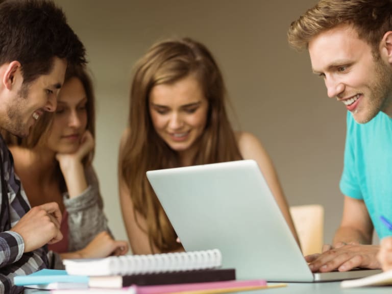 abi komitee, gruppe von schulerinnen am laptop