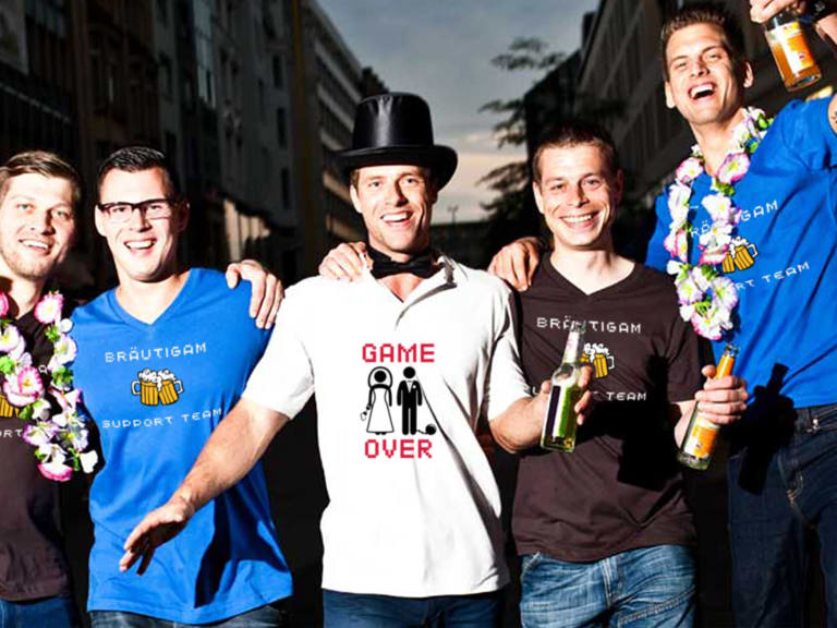 jga-ideen für männer, freunde in jga-shirts