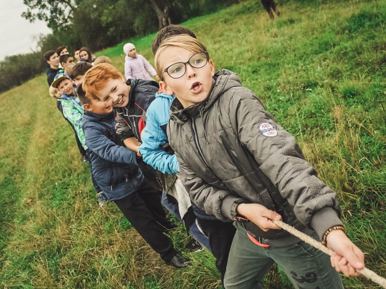 außerschulische aktivitäten, kinder beim tauziehen