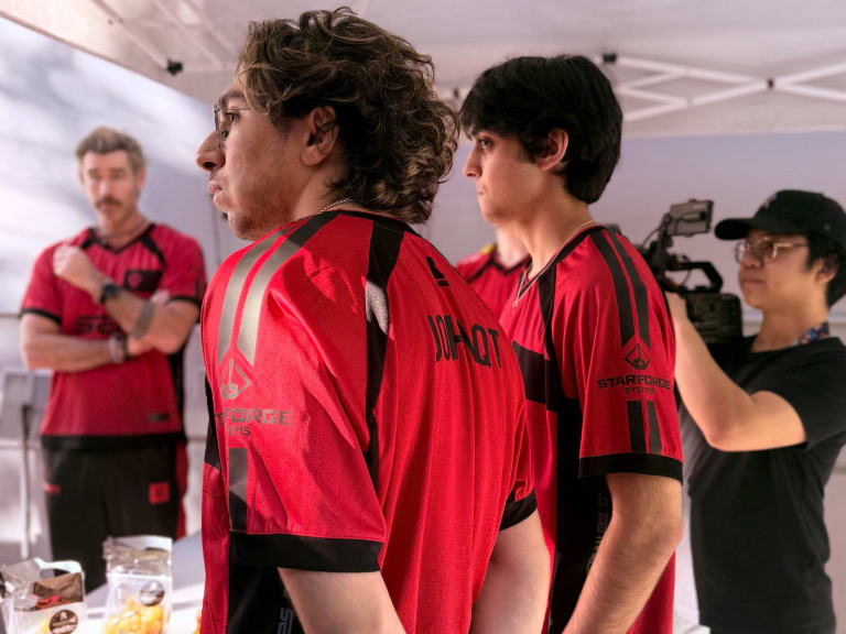 Joueurs en maillots esport rouges
