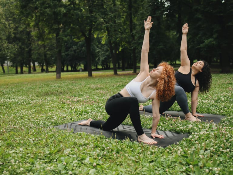 fit durch den frühling, tipps für den frühling, frauen machen sport im park