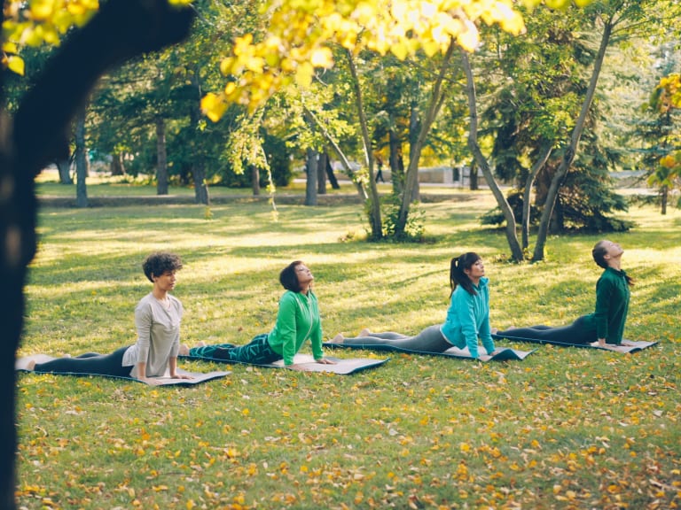 sport en plein air, quatre amis faisant du yoga
