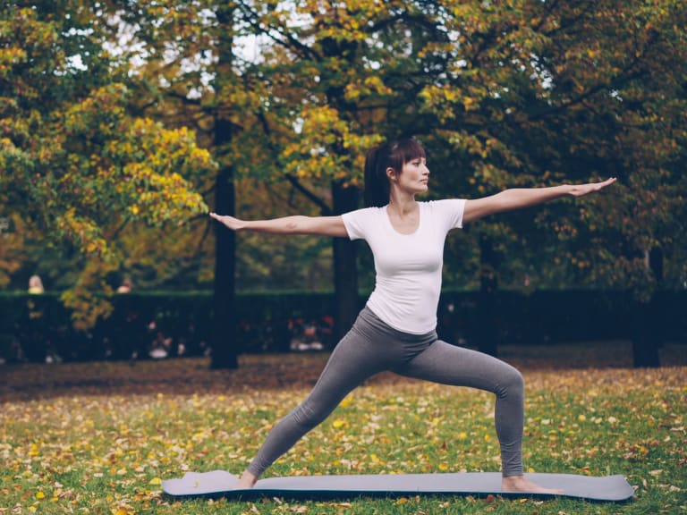 yoga en plein air, une femme fait du yoga dans un pré