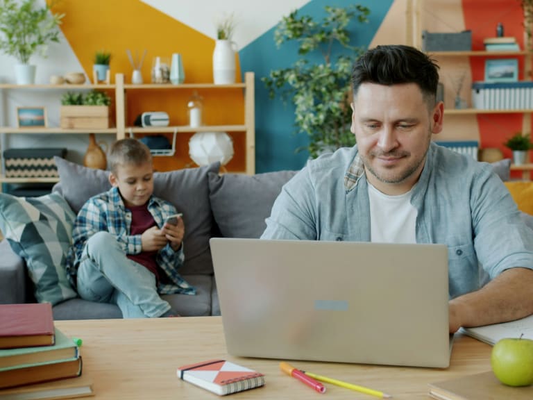 parent travaille enfant maison