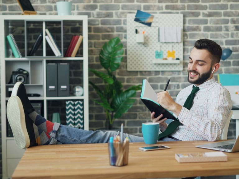 reprise travail homme bureau