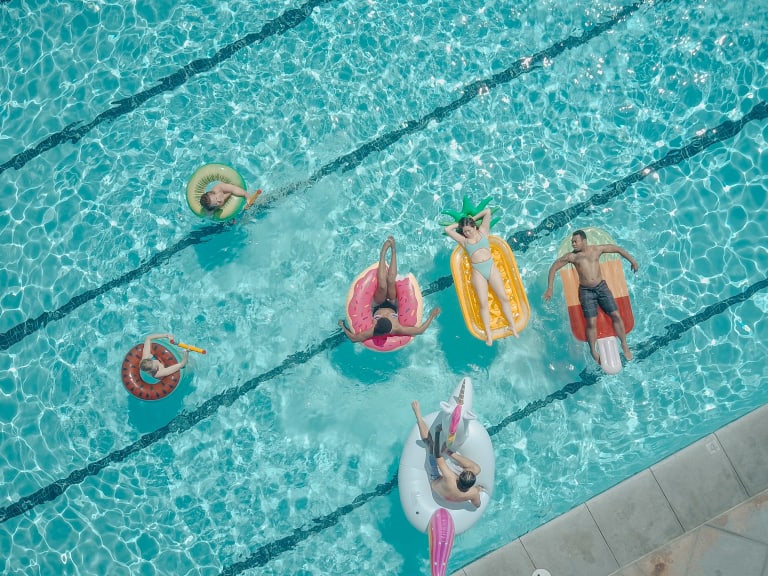 richtig entspannen im urlaub, freunde im pool