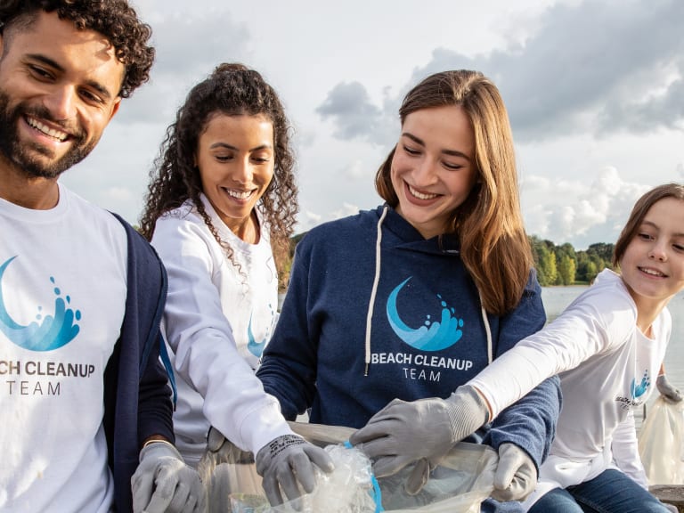 engagement societal, beach clean up team