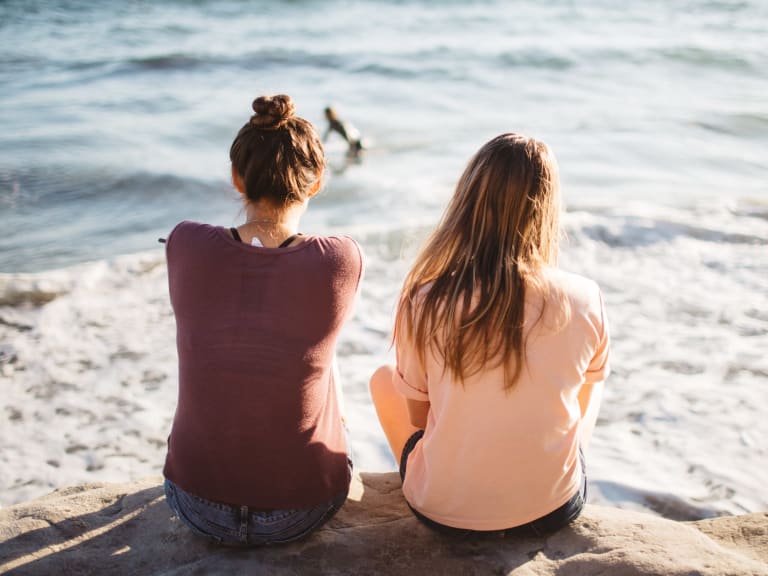 urlaub mit freunden tipps, freundinnen am strand