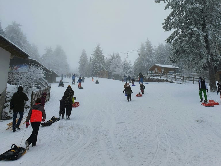 winterurlaub idee rodeln