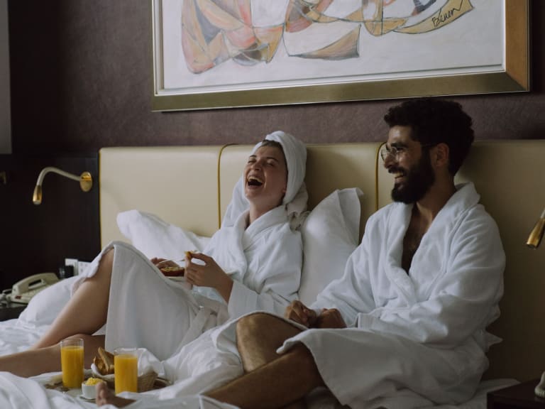 idées de staycation, petit-déjeuner au lit