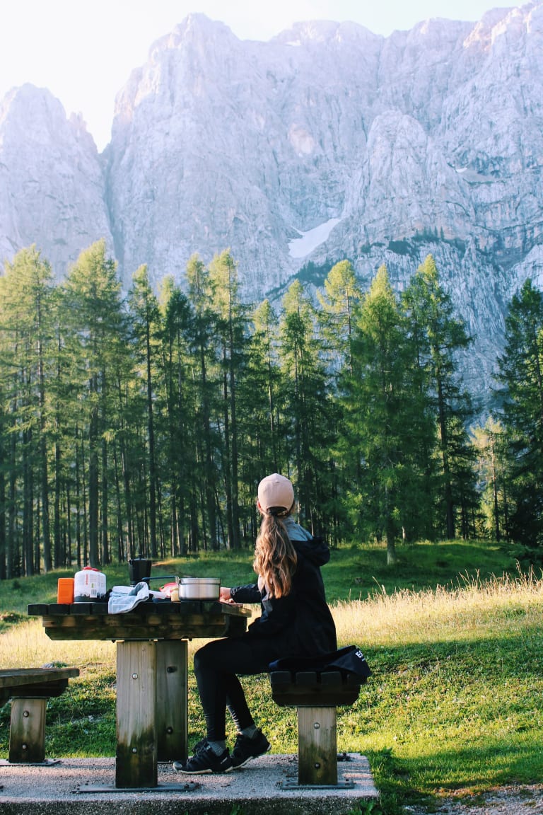 wandern im herbst, frau bei wanderjause