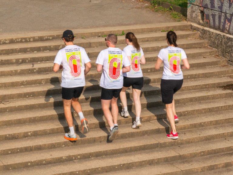 joggen lernen, häufige anfängerfehler, gruppe von vier joggern rennen treppe hoch