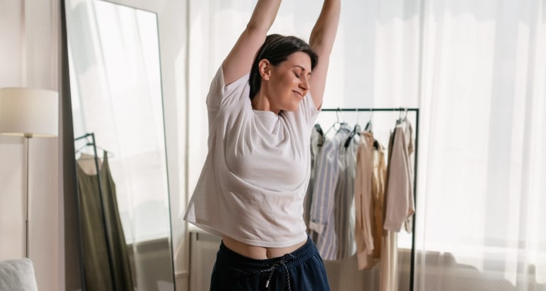 deo flecken entfernen, frau in sauberem t-shirt
