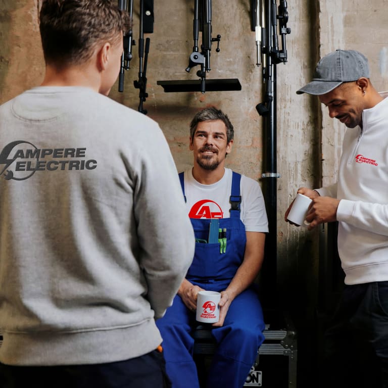 Lavoratori che indossano abbigliamento da lavoro e felpe personalizzate con logo aziendale