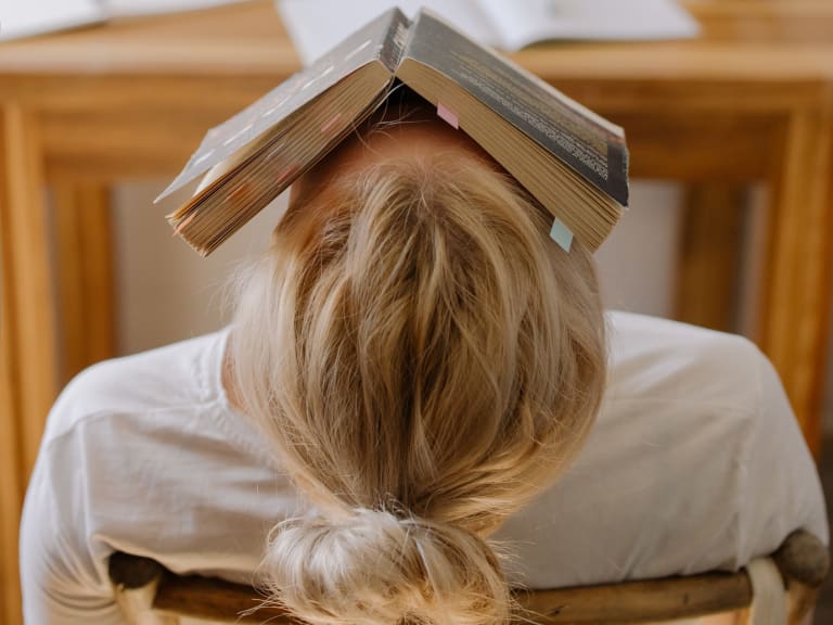 außerschulische aktivitäten, überforderte schülerin