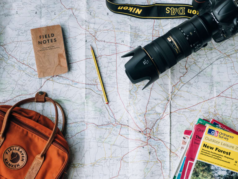 richtig entspannen im urlaub, landkarte und reiseführer