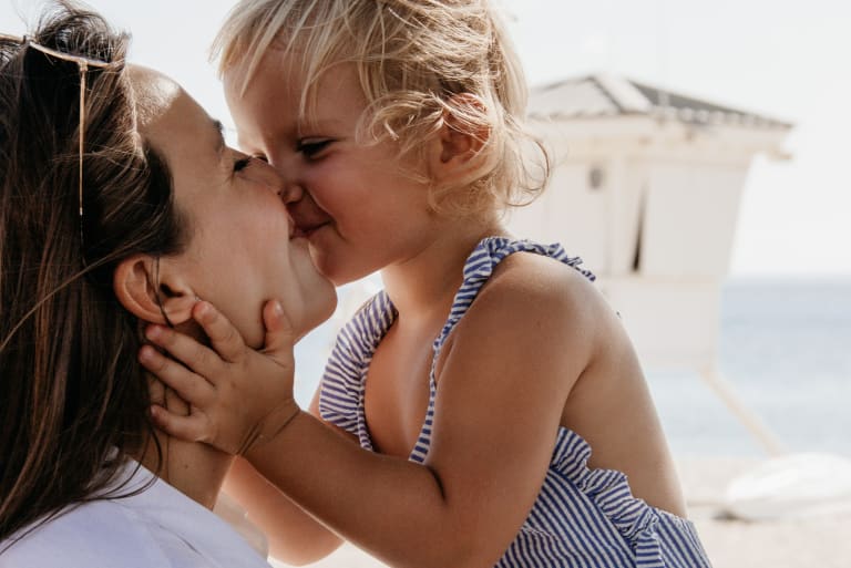 muttertag geschenk ideen, kind küsst mutter