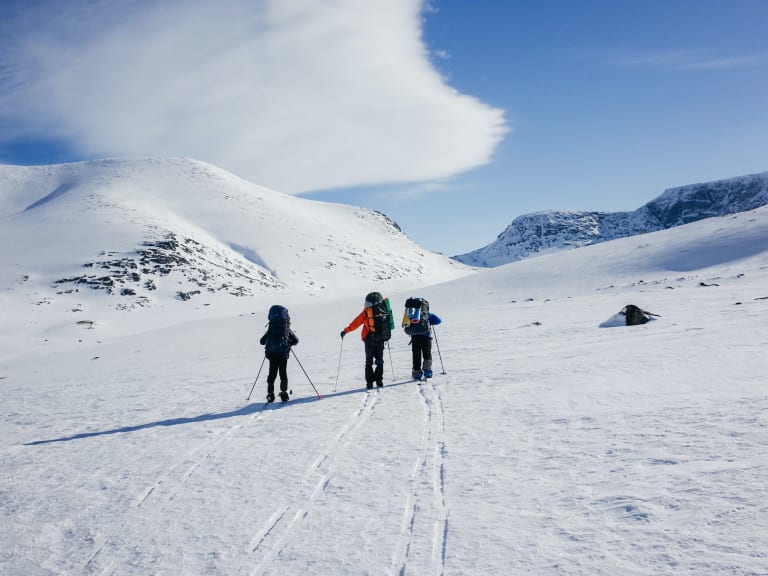 wintersportarten, drei menshcen auf skiern