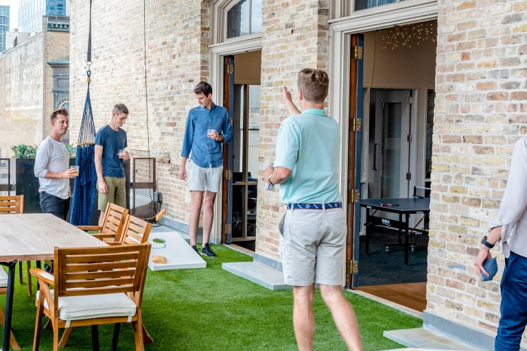 büro olympiade, team spielt zusammen