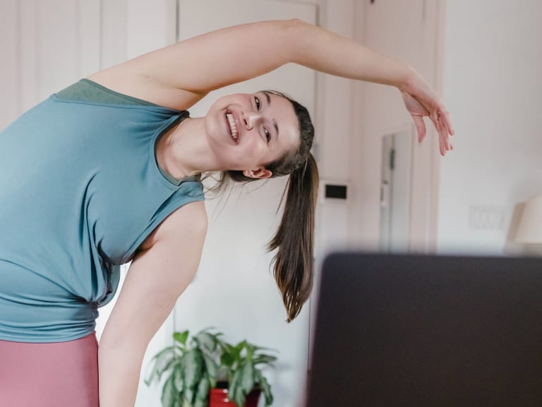 homeoffice einrichten, frau macht sport im homeoffice