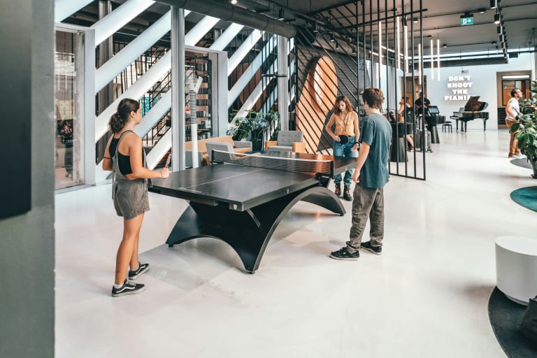 Collègues jouant au ping-pong