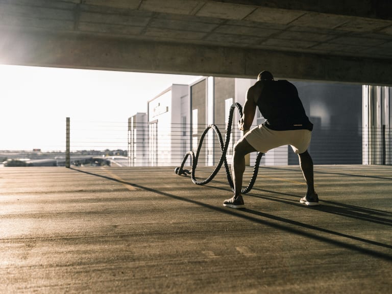 Exercice de battle rope en extérieur