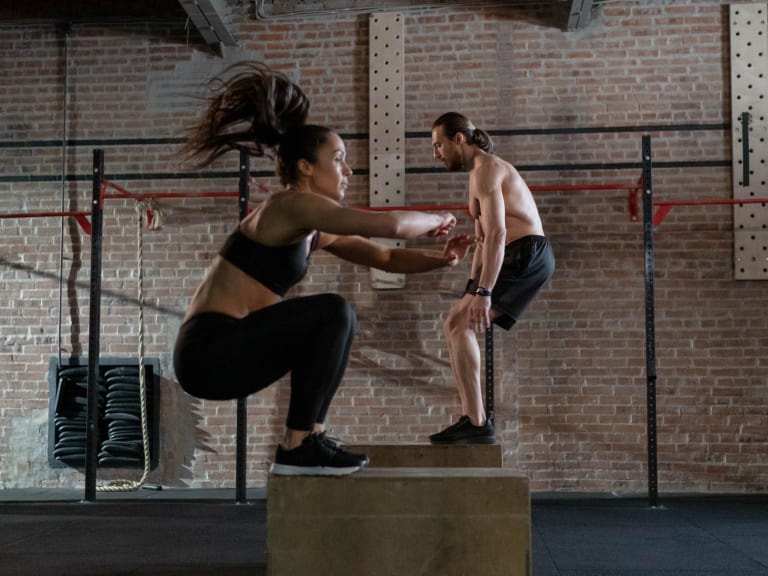 sport für zuhause, paar trainiert im studio