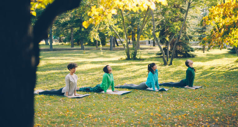 Yoga en plein air : bienfaits, conseils et séance pour débuter