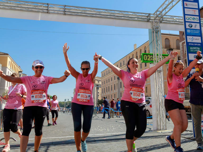 firmenlauf, frauen laufen in pinken teamshirts ins ziel