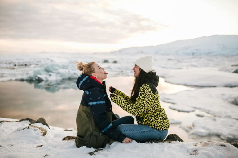 stressbewältigung in anderen ländern, freundinnen lachen miteinander in island