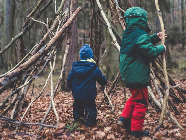 mikroabenteuer mit kindern, kinder bauen ast-tipi