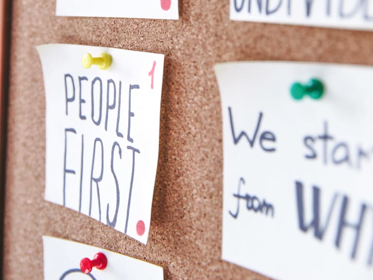 teamwork, gemeinsame ziele an pinnwand