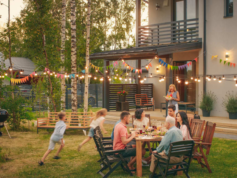 urlaub zu hause tipps, familie im garten bei grillparty