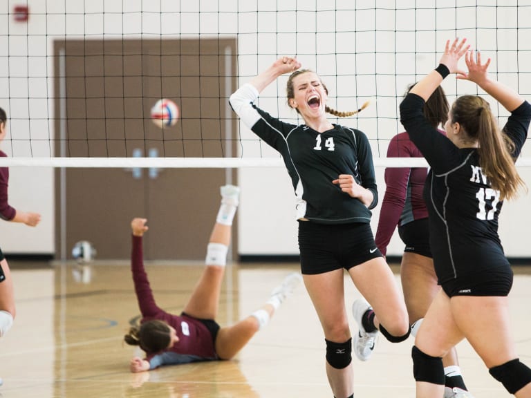 vereinssport, volleyballerinnen feiern sieg