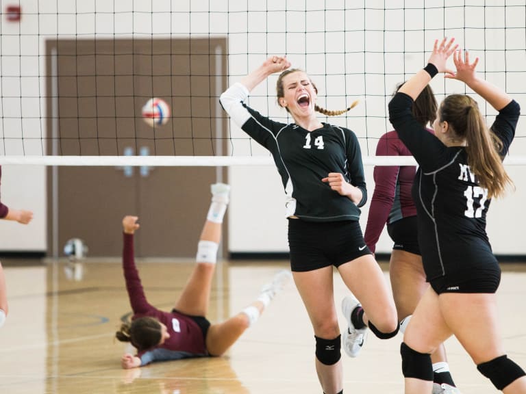 vereinssport gründe, volleyballerinnen im spiel