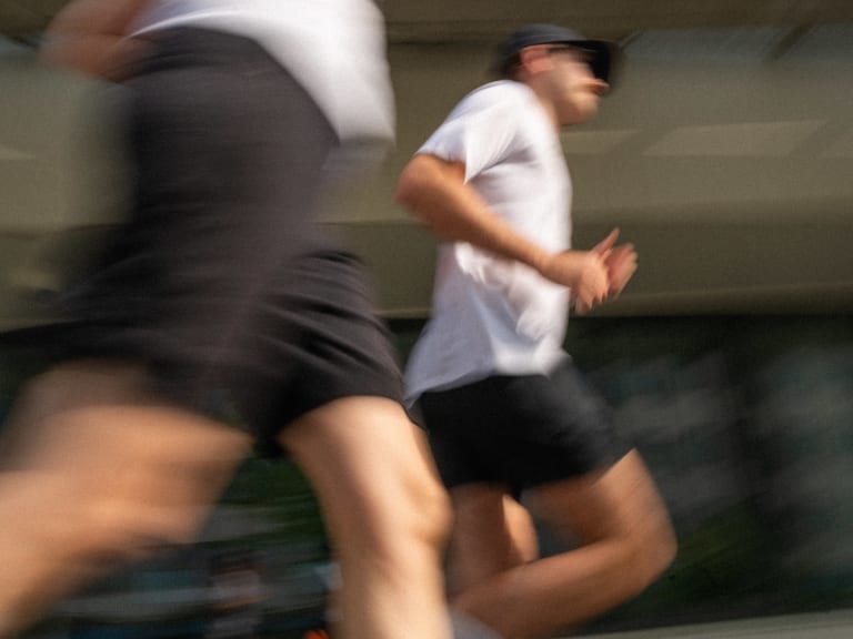 joggen für anfänger intervalle, zwei läufer rennen zusammen