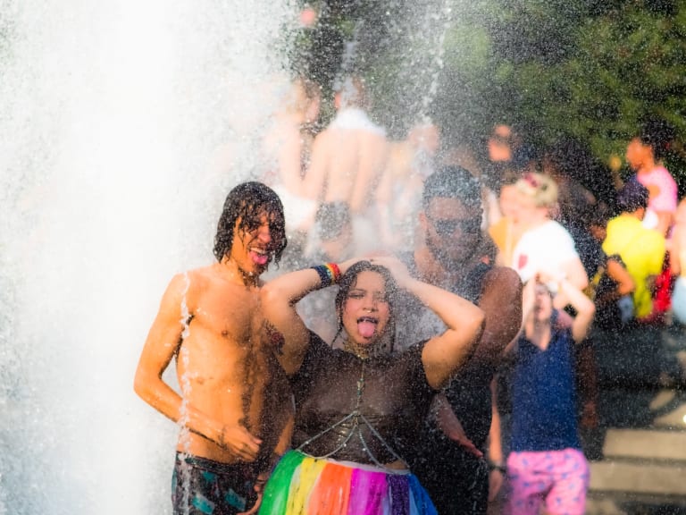 festival freunde im regen