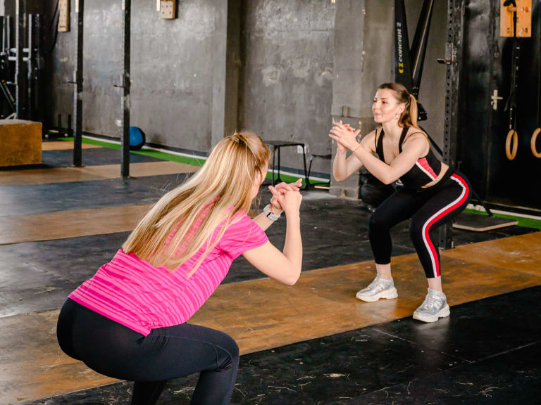 fitnessübung bei stress, kniebeugen