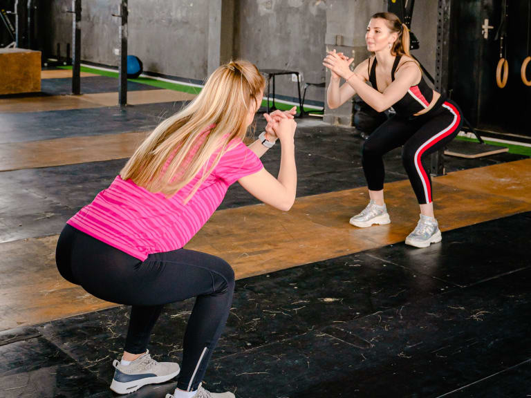 fitnessübung bei stress, kniebeugen