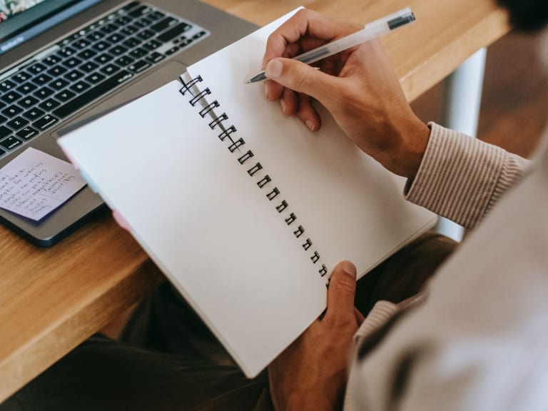 richtig entspannen im urlaub, mann macht notizen