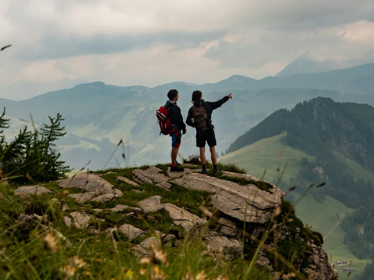 voyage en groupe, randonnée à deux