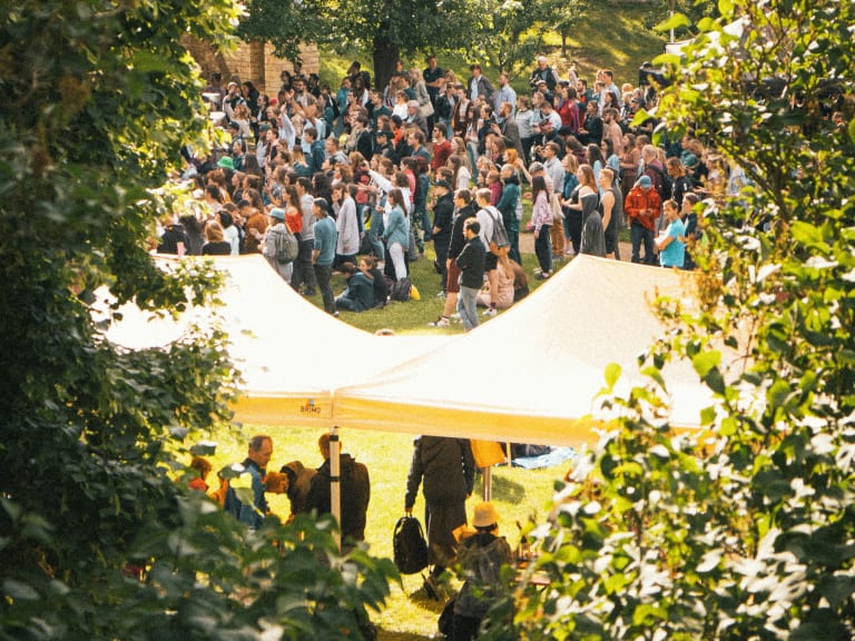 vereinsfest tipps, menschen bei sommerfest