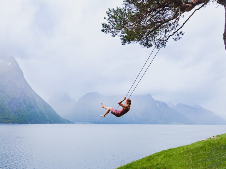 glpcklich leben, lifetsyle trends, frau schaukelt am see