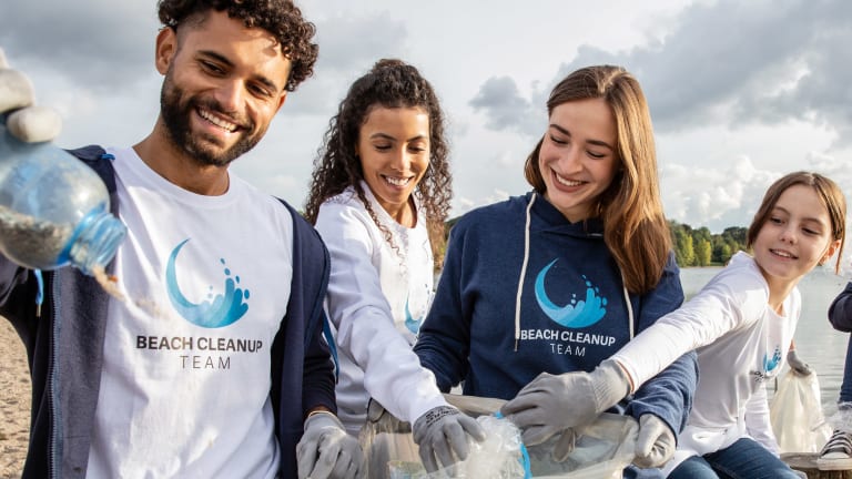 sozial engagieren tipps, beach clean up