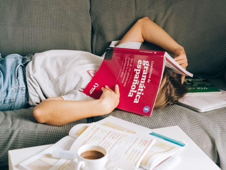 lerntipps, schülerin lernt vokabeln im schlaf