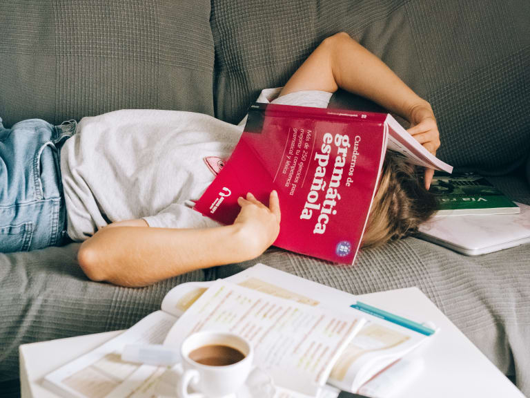 lernen im schlaf, schülern schläft unter spanisch-vokabeln