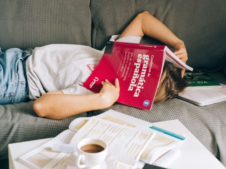 lerntipp schlafen, schülerin unter vokabelheft