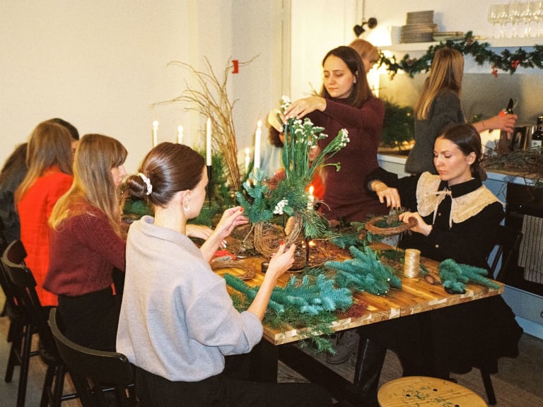 jga ideen diy workshop, frauen beim blumenbinden