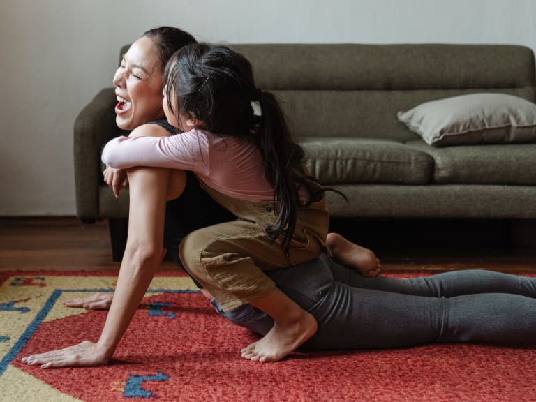 sportmotivation, mutter macht yoga mit kind